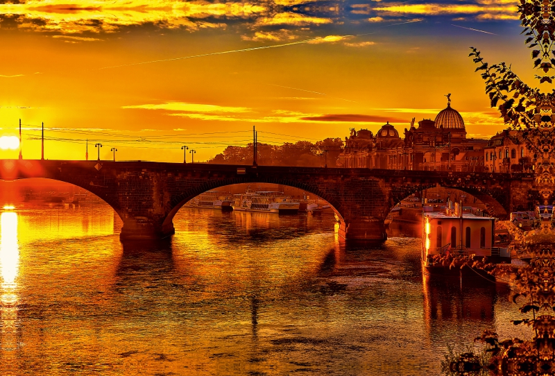 Sonnenaufgang über der Elbe in Dresden