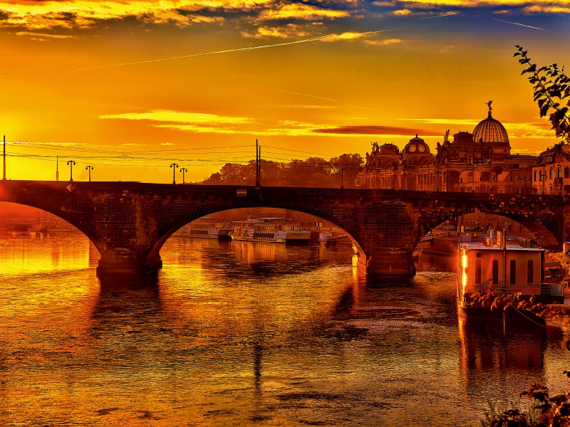 Sonnenaufgang über der Elbe in Dresden