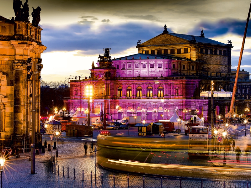 Vorbereitungen auf dem Theaterplatz für den Semperoperball