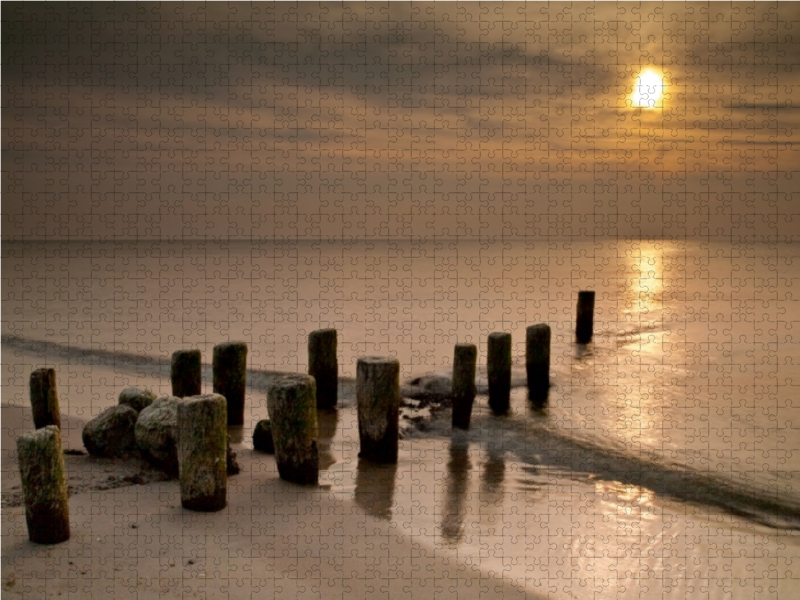 Buhnen an der Ostseeküste mit Sonnenuntergang