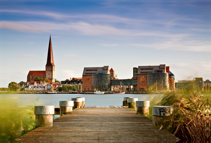 Blick über die Warnow auf Rostock