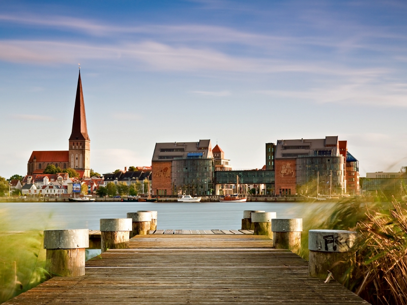 Blick über die Warnow auf Rostock