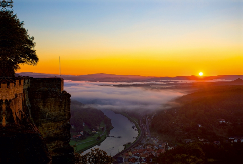 Blick von der Festung Königstein ins Elbtal mit dem Städtchen Königstein