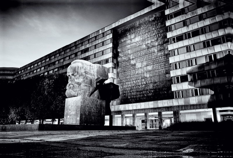 Karl-Marx-Monument bei Nacht