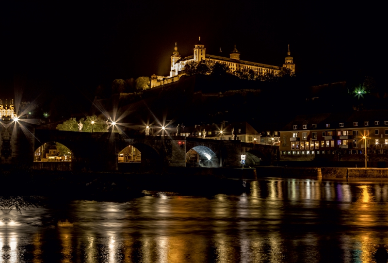 Festung Marienberg in Würzburg bei Nacht