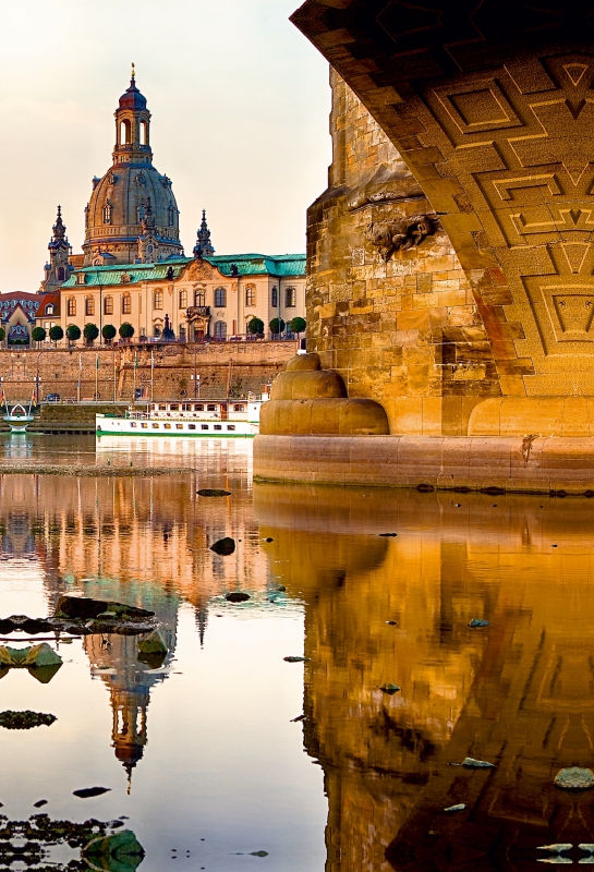 Blick unter der Augustusbrücke zur Frauenkirche