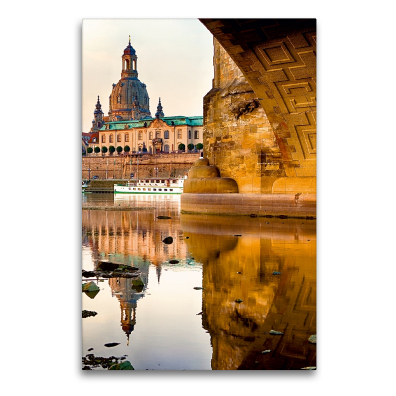 Blick unter der Augustusbrücke zur Frauenkirche