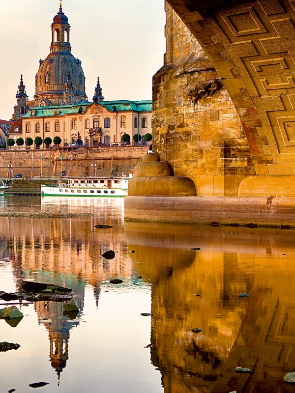 Blick unter der Augustusbrücke zur Frauenkirche