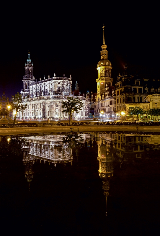 Die Katholische Hofkirche und der Hausmannsturm