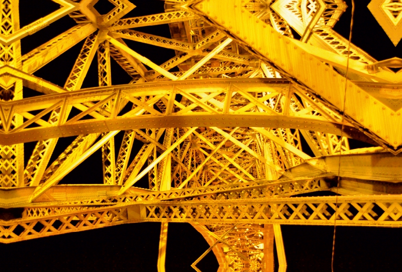 Die Brücke Dom Luís I. bei Nacht