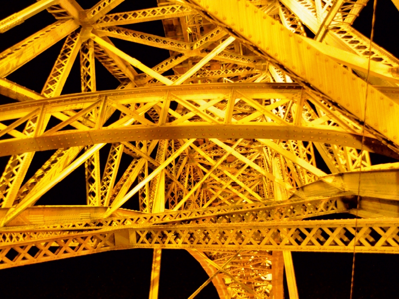 Die Brücke Dom Luís I. bei Nacht