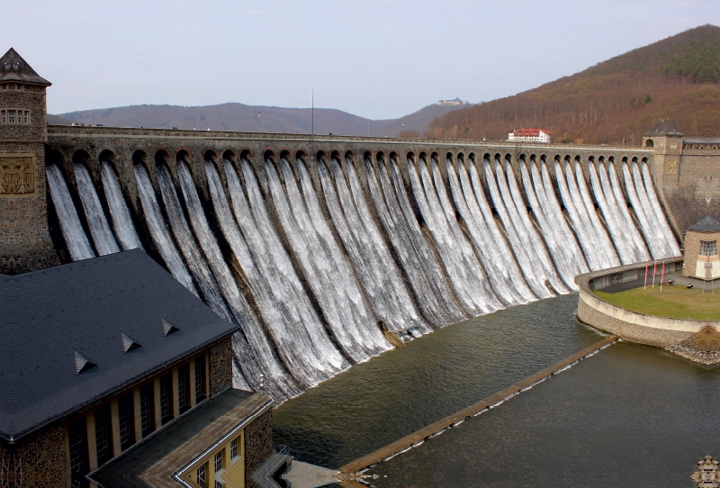 Überlaufende Edersee-Sperrmauer