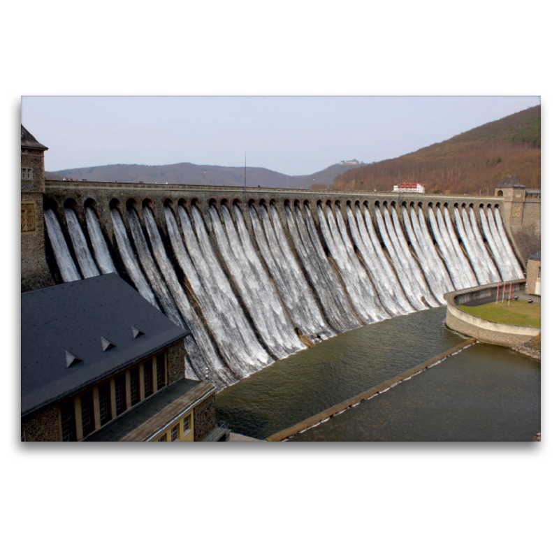 Überlaufende Edersee-Sperrmauer