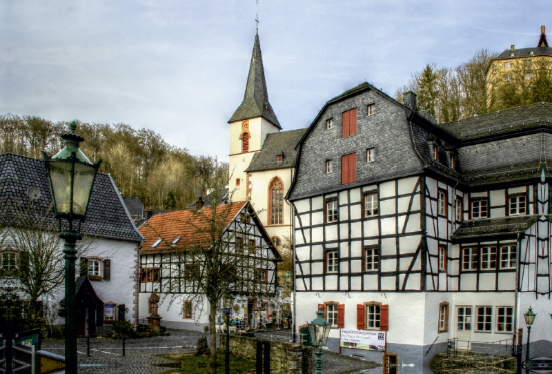 Blick auf das Rathaus und Kirche in Blankenheim