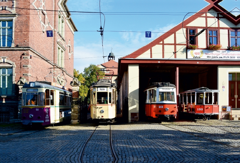 Ein Motiv aus dem Kalender Naumburgs historische Straßenbahn