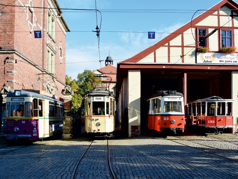 Ein Motiv aus dem Kalender Naumburgs historische Straßenbahn