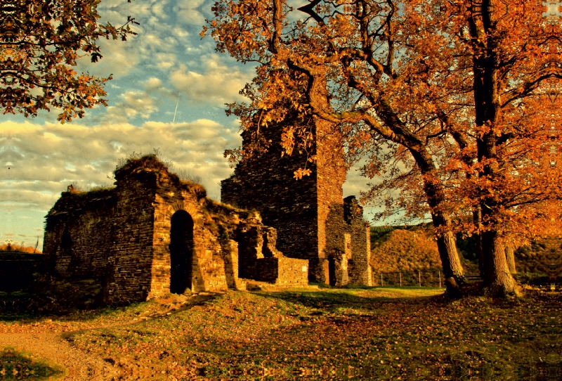 Burgruine Are im Abendlicht