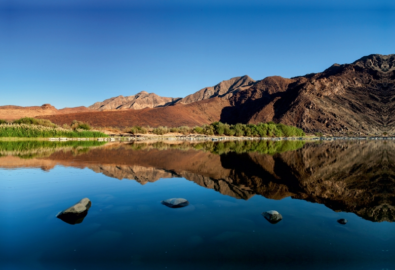 Afrikanischer Fluss mit Spiegelung in Namibia