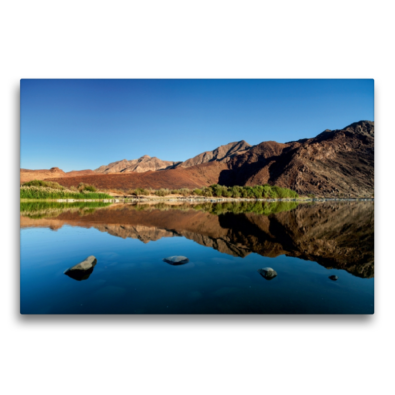 Afrikanischer Fluss mit Spiegelung in Namibia