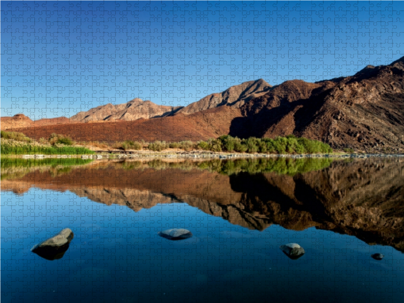 Afrikanischer Fluss mit Spiegelung in Namibia