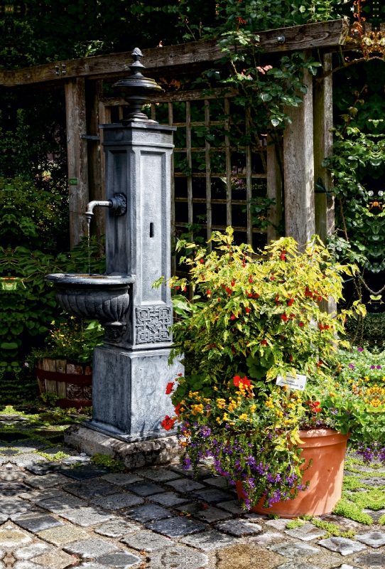 Calvendo Leinwand — Alter Brunnen im Botanischen Garten ...