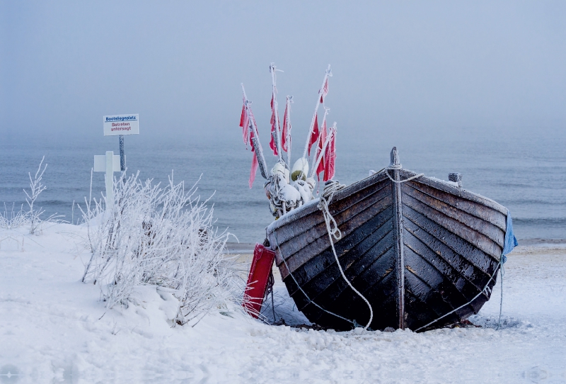 Fischerboot im Schnee