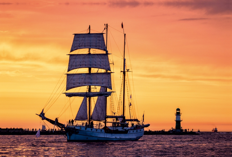 Ein Motiv aus dem Kalender Windjammer auf der Ostsee im Abendlicht