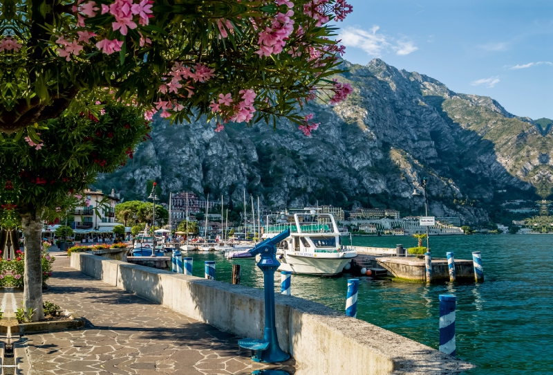 GARDASEE Hafen und Uferpromenade in Limone sul Garda