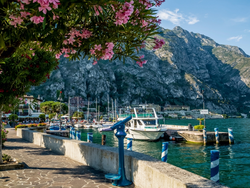 GARDASEE Hafen und Uferpromenade in Limone sul Garda