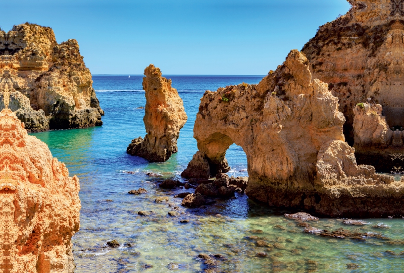 Die Felsen an der Küste der Algarve in der Nähe von Lagos