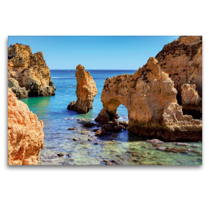 Die Felsen an der Küste der Algarve in der Nähe von Lagos