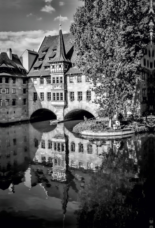 NÜRNBERG Heilig-Geist-Spital und Pegnitz Monochrom