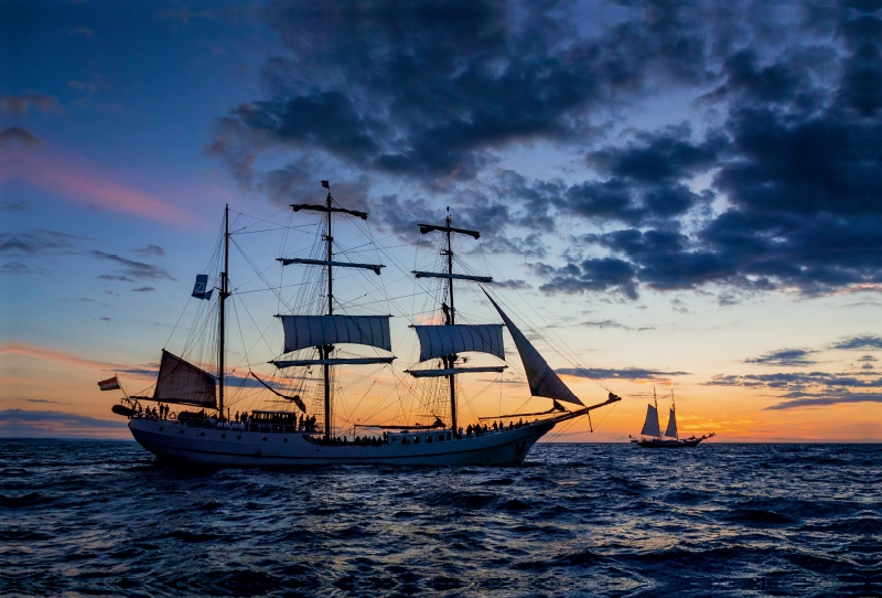 Ein Motiv aus dem Kalender Windjammer auf der Ostsee im Abendlicht