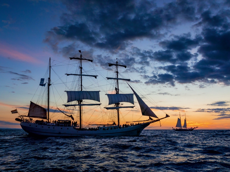 Ein Motiv aus dem Kalender Windjammer auf der Ostsee im Abendlicht