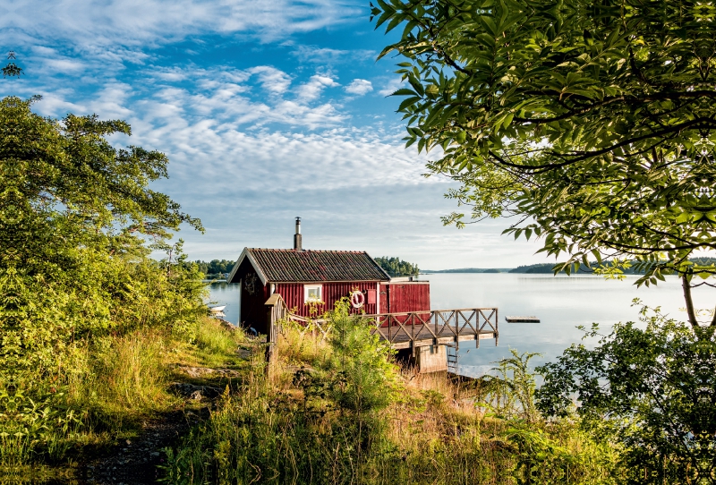 Eine Holzhütte an der Küste