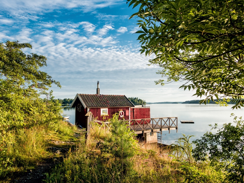 Eine Holzhütte an der Küste