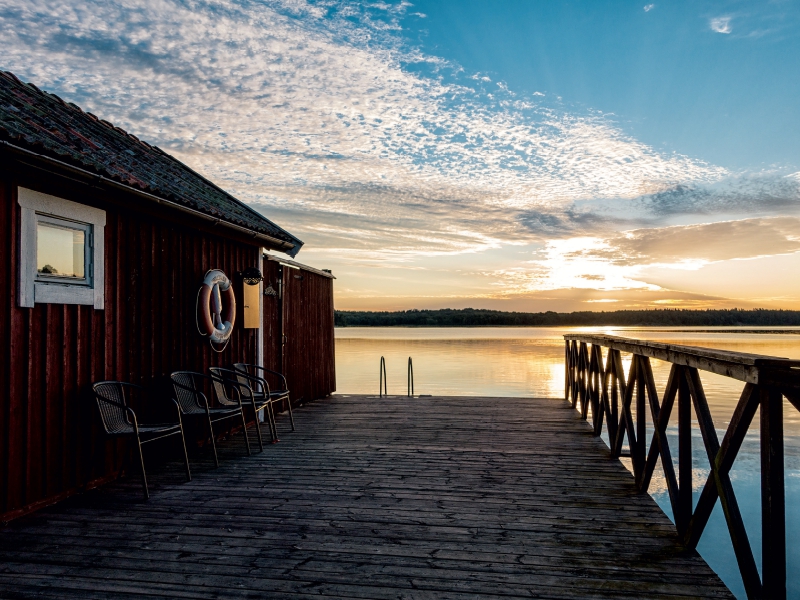 Holzhütte im Sonnenaufgang