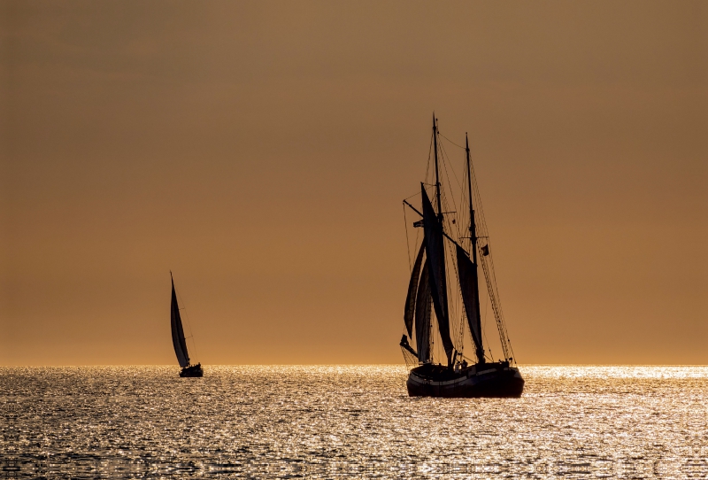 Ein Motiv aus dem Kalender Windjammer auf der Ostsee im Abendlicht