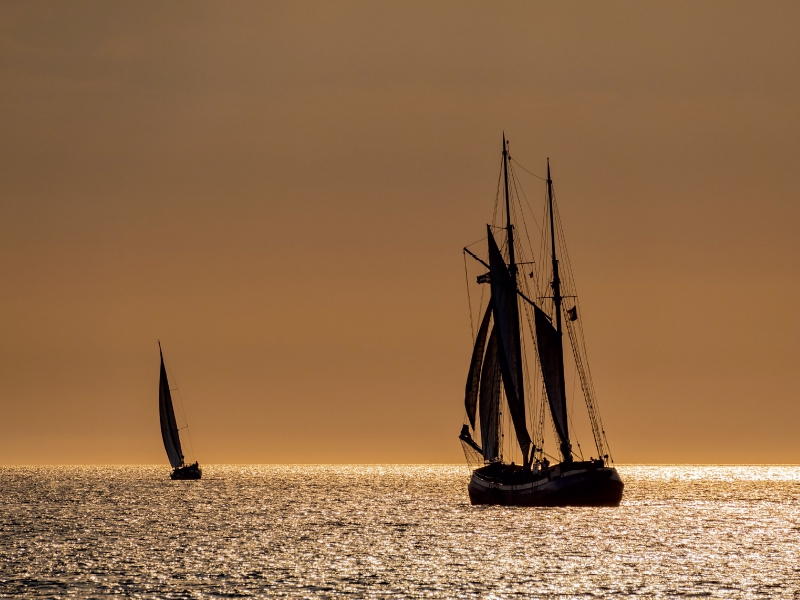 Ein Motiv aus dem Kalender Windjammer auf der Ostsee im Abendlicht