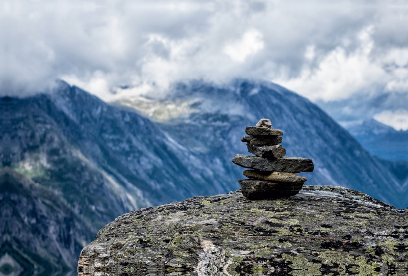 Landschaft mit Berge und Steinstapel