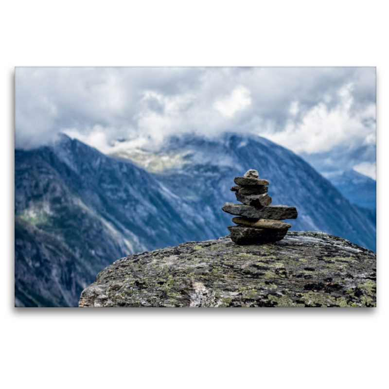 Landschaft mit Berge und Steinstapel