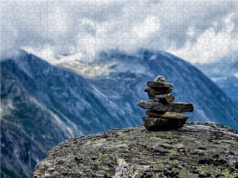 Landschaft mit Berge und Steinstapel