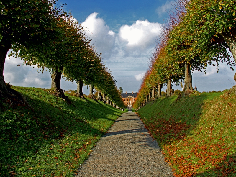 Die Festongallee zum Schloss Bothmer