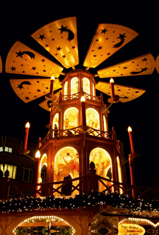 Weihnachtspyramide am Christkindlesmarkt, Augsburg, Deutschland