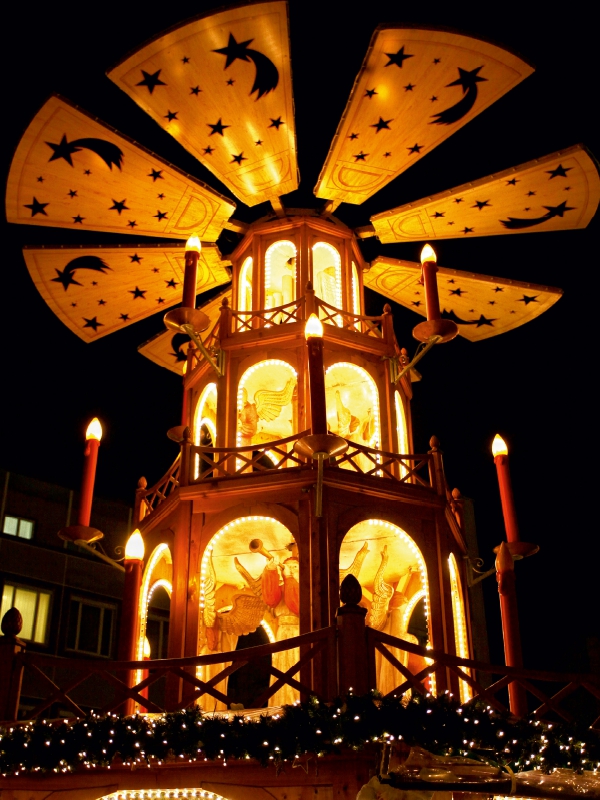 Weihnachtspyramide am Christkindlesmarkt, Augsburg, Deutschland