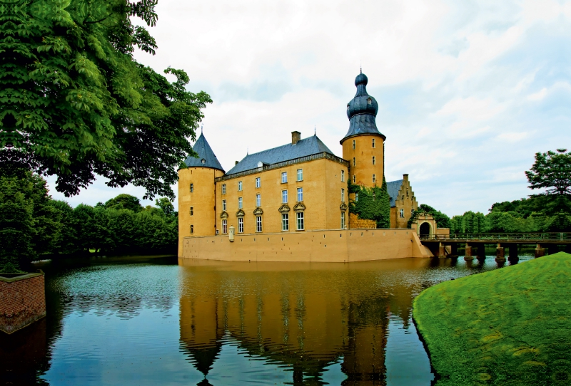 Die mehr als 900 Jahre alte Burg Gemen wird von einer mächtigen Gräfte umgeben