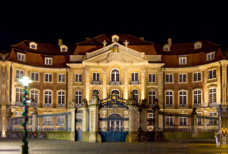 Der Erbdrostenhof wurde 1753 bis 1757 erbaut. Er ist Teil der Barockinsel an der Salzstraße