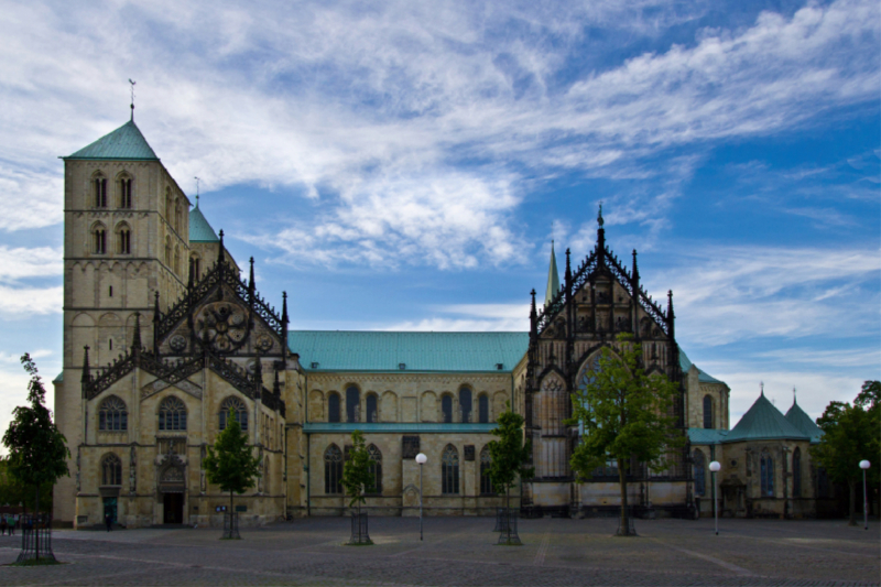 Der St. Paulus-Dom ist in seiner heutigen Gestalt ein Werk des 13. Jahrhunderts.