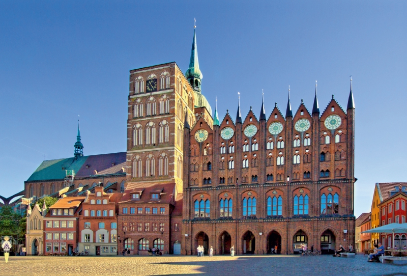 Das Rathaus mit Schaufassade, im Stil der norddeutschen Backsteingotik im 13.Jahrhundert errichtet