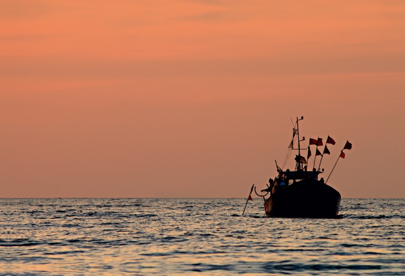 Fischerboot im Abendlicht